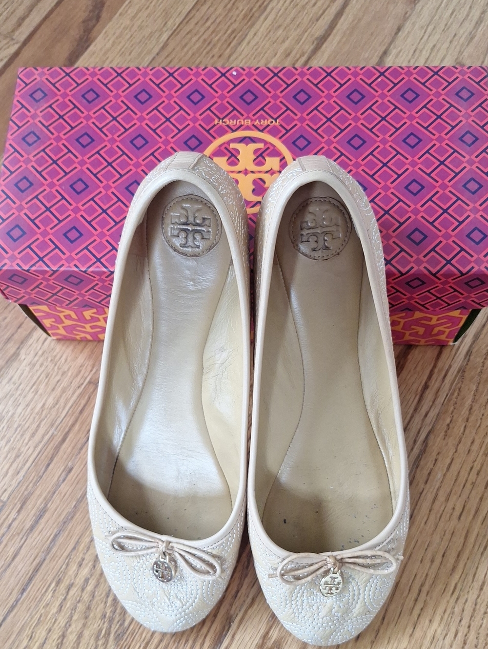 Tory Burch Light Beige Chelsea Stitched Logo Ballet Flats 11 Logo Medallion